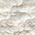 Hrejivá prešívana deka Čičmany Picante s potlačou krásneho Čičmanského vzoru s hrejivou plyšoivou stranou v medenej farbe.