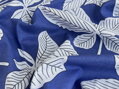 Bavlnené obliečky s jednoduchou potlačou gaštanových listov v kombinácií s modrou farbou.
