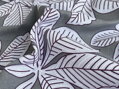 Bavlnené obliečky s jednoduchou potlačou gaštanových listov v kombinácií so sivou farbou.