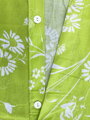 Obliečky s kvetovaným motívom v bielej farbe na zelenom podklade zo 100% bavlny. 