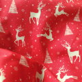 Bavlnené obliečky JELENČEKY s potlačou tancujúcich jelenčekov medzi snehovými vločkami na červenom podklade zo 100% bavlny.