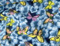 Flanelové obliečky MELÁNIA MODRÁ s potlačou farebných motýľov na modrých lístkoch.