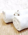 Elegantný biely uterák z prémiovej froté pleteniny s nízkou slučkou, vhodný pre ubytovacie zariadenia