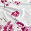 Bavlnené posteľné obliečky Mária Fuchsiová s kvetinovým motívom v ružovkastých tónoch na bielom podklade. 