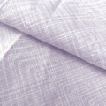 Jemné pastelové obliečky s potlačou bielych prúžkov na levandulovom podklade s praktickým zipsovým uzáverom. 