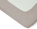 Kvalitná froté plachta v hnedej farbe s praktickou gumičkou po celom obvode, vhodné aj na vysoký matrac.