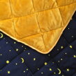Hrejivá deka Good Night s potlačou nápadného motívu nočnej oblohy v kombinácii s huňatým plyšom. 
