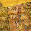 Extra hrejivá deka z jemného plyšu v zlatej farbe s maľbou Bozk od Gustava Klimta.