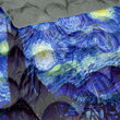Extra hrejivá deka z jemného plyšu s potlačou maľby Starry Night od Vincenta van Gogha dokonale zahreje v každom nečase. 
