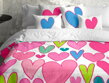 Romantický dizajn posteľných obliečok IZABELA je spojením originálneho dezénu pestrofarebných kreslených sŕdc v pastelových farbách s jednofarebnou tkaninou v bielej farbe. 