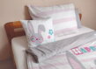 Dievčenské posteľné obliečky s potlačou malého zajačika na prúžkovanom podklade