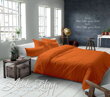 Jednofarebné saténové obliečky oranžovej farby tkané z kvalitnej jemnej 100% bavlny.