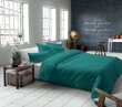 Jednofarebné posteľné obliečky zo 100 % bavlneného saténu v sýtej petrolejovej farbe.