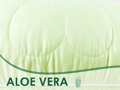 Ergonomický vankúš ALE VERA s váťažkom z aloe vera, ktorý prispieva k prirodzenému upokojeniu pokožky a vytvára svieže, hygienické prostredie.