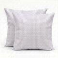 Darčekový Pillow Duo Set Check obsahuje 2 dekoračné vankúšiky v elegantnom dizajne. Mäkké pohodlie, príjemný povrch a darčekové balenie so stuhou.