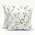 Darčekový Pillow Duo Set obsahuje 2 dekoračné vankúšiky v elegantnom dizajne. Mäkké pohodlie, príjemný povrch a darčekové balenie so stuhou.