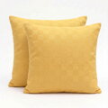 Darčekový Pillow Duo Set Royal Gold obsahuje 2 dekoračné vankúšiky v elegantnom dizajne. Mäkké pohodlie, príjemný povrch a darčekové balenie so stuhou.