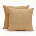 Darčekový Pillow Duo Set Soft Brown obsahuje 2 dekoračné vankúšiky v elegantnom dizajne. Mäkké pohodlie, príjemný povrch a darčekové balenie so stuhou.