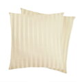 Elegantné damaškové obliečky na vankúšik 40x40 cm vo farbe šampaň. Pohodlné obliečky s praktickým zapínaním na zips sa skvele hodia k našim damaškovým obliečkam.