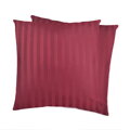 Elegantné damaškové obliečky na vankúšik 40x40 cm vo vínovo červenej farbe. Obliečky s praktickým zapínaním na zips sa skvele hodia k našim damaškovým obliečkam.