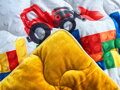 Teplá plyšová deka s potlačou obľúbenej stavebnice lego a šikovných nákladných autíčok v kombinácii s huňatým plyšom. Deka je ideálna na chladné a upršané dni, ale aj ako štýlový prehoz na posteľ.