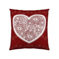 Makosaténový dekoračný vankúš 45x45 cm zo 100% bavlny s romantickým srdiečkovým motívom na tmavočervenom podklade. Ideálny na pohovku, posteľ alebo ako darček.