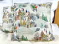 Set 2 výplňových vankúšikov Vianočná dedina 40x40 cm s 3D dutými vláknami vo výplni vankúša. Vyrobené na Slovensku.