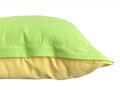 Obliečka na vankúšik s výšivkou farebných kuriatok na limetkovo zelenom podklade so zadnou stranou z jednofarebnej žltej tkaniny.