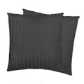 Elegantné damaškové obliečky na vankúšik 40x40 cm v čiernej farbe. Obliečky s praktickým zapínaním na zips sa skvele hodia k našim damaškovým obliečkam.