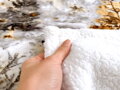 Baránková deka v sivých odtieňoch so vzorom zimného lesa a so snehobielou baránkovou stranou, vo veľkosti 150x200 cm, ideálna na chladné dni. Hrejivá deka z mikroplyšu poskytuje maximálne teplo, mäkkosť a štýlový dizajn.