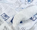 Hebučká deka do detského kočíka s roztomilou potlačou na bielom podklade a hebučkou stranou ako baranček.