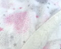 Hebučká detská deka s potlačou ružových srdiečok a ešte hebkejšou stranou ako baránok.