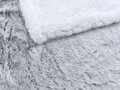 Huňatá deka z počesaného mikroplyšu v elegantnej sivo-bielej farbe, v kombinácii so snehobielou baránkovou stranou.