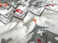 Baránková deka so vzorom ornamentov a zimnej krajinky a so snehobielou baránkovou stranou, vo veľkosti 150x200 cm, ideálna na chladné dni. Hrejivá deka z mikroplyšu.