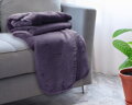 Dokonale hebučká deka Velvet v zmyselnej tmavo fialovej farbe Vás dostane na prvý dotyk.