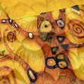 Extra hrejivá deka z jemného plyšu v zlatej farbe s maľbou od Gustava Klimta.