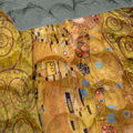 Extra hrejivá deka z jemného plyšu v šedej farbe s maľbou Bozk od Gustava Klimta.