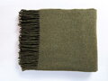 Hrejivá merino deka 140 x 200 cm z 80 % merino vlny a 20 % nylonu. Mäkká, priedušná a príjemná deka so strapcami pre pohodlný oddych doma. Olivová merino deka.