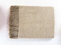 Hrejivá merino deka 140 x 200 cm z 80 % merino vlny a 20 % nylonu. Mäkká, priedušná a príjemná deka so strapcami pre pohodlný oddych doma. Béžová merino deka.