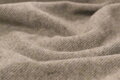 Hrejivá merino deka 140 x 200 cm z 80 % merino vlny a 20 % nylonu. Mäkká, priedušná a príjemná deka so strapcami pre pohodlný oddych doma. Svetlo hnedá merino deka.
