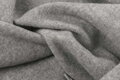 Hrejivá merino deka 140 x 200 cm z 80 % merino vlny a 20 % nylonu. Mäkká, priedušná a príjemná deka so strapcami pre pohodlný oddych doma. Svetlo sivá merino deka.