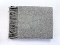 Hrejivá merino deka 140 x 200 cm z 80 % merino vlny a 20 % nylonu. Mäkká, priedušná a príjemná deka so strapcami pre pohodlný oddych doma. Svetlo sivá merino deka.