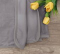 Ľahučká mikro plyšová deka v príjemnej šedej farbe s jednostranný plyšom ideálna ako jednoduchý prehoz na posteľ, či hebučká deka na leňošenie pred telku.