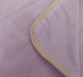 Ľahučká mikro plyšová deka v príjemnej svetlo fialovej farbe s jednostranný plyšom