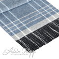 Kašmírová deka s tkaným károvaným vzorom v kombinácii svetlo modrej a bielej farby. 