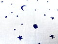 Bavlnené obliečky z jemnej renforce bavlny do postieľky v rozmere 60x120 cm. Potlač zobrazuje kúzelnú nočnú oblohu so žiarivými žltými hviezdami a mesiačikmi, ktoré rozjasňujú bielu a modrú stranu obliečok.