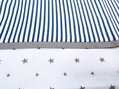Bavlnené obliečky z jemnej renforce bavlny do detskej postieľky v rozmere 60x120 cm. Potlač s elegantnými prúžkami v bielo-modrej farbe je doplnená o nežnú výšivku v tvare obláčika, ktorá pridáva obliečkam špeciálny šarm.