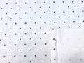 Bavlnené obliečky z jemnej renforce bavlny do detskej postieľky v rozmere 60x120 cm. Potlač s elegantnými prúžkami v bielo-červenej farbe je doplnená o nežnú výšivku v tvare obláčika, ktorá pridáva obliečkam špeciálny šarm.