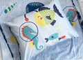 Mäkkučké bavlnené obliečky s potlačou farebných rybičiek sa dokonale hodia do chlapčenskej aj dievčenskej izbičky. 