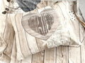Bavlnené obliečky s romantickou potlačou srdiečok na drevenom podklade.